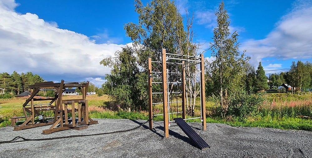 Utegym i sommarmiljö