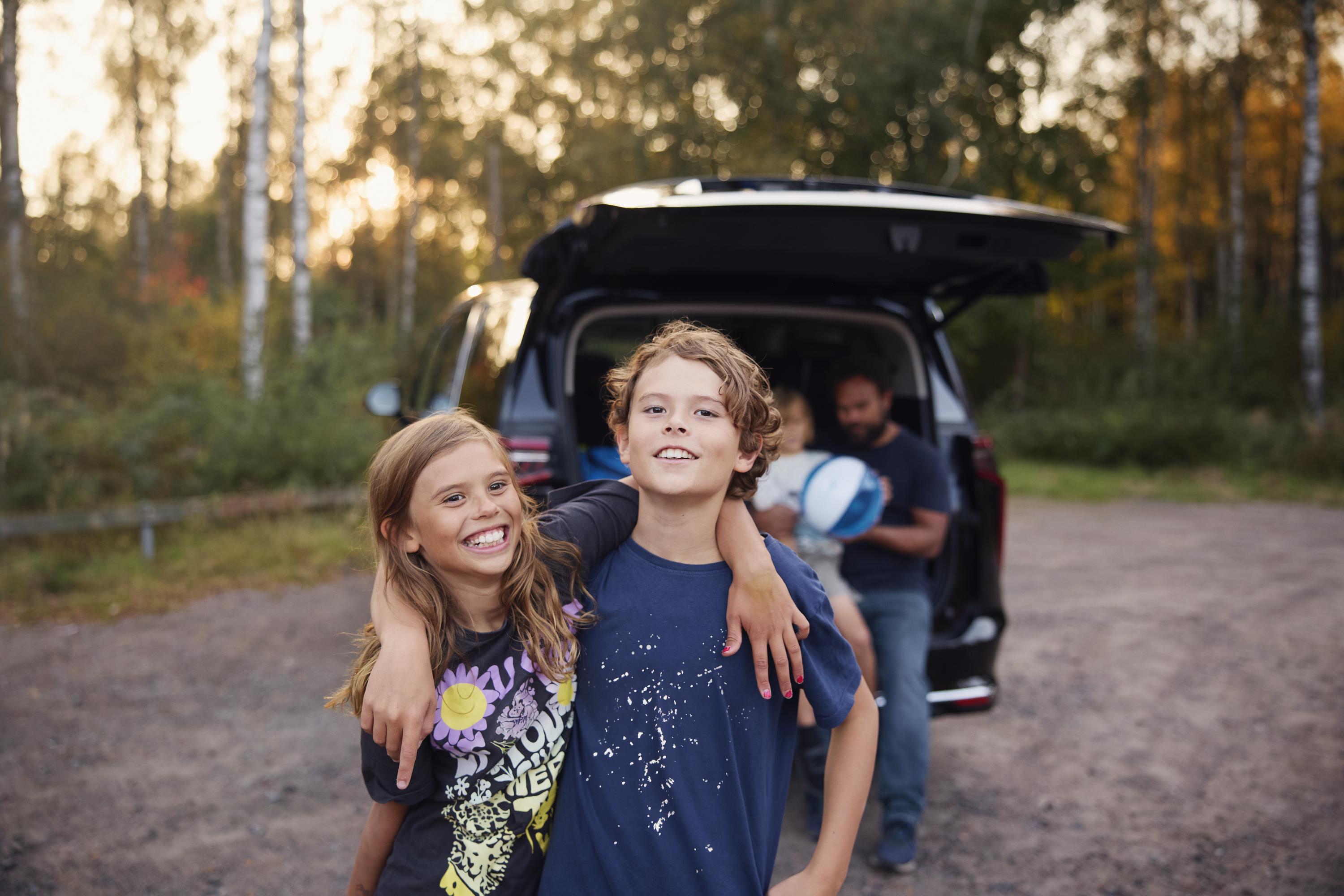 Syskon som håller om varandra
