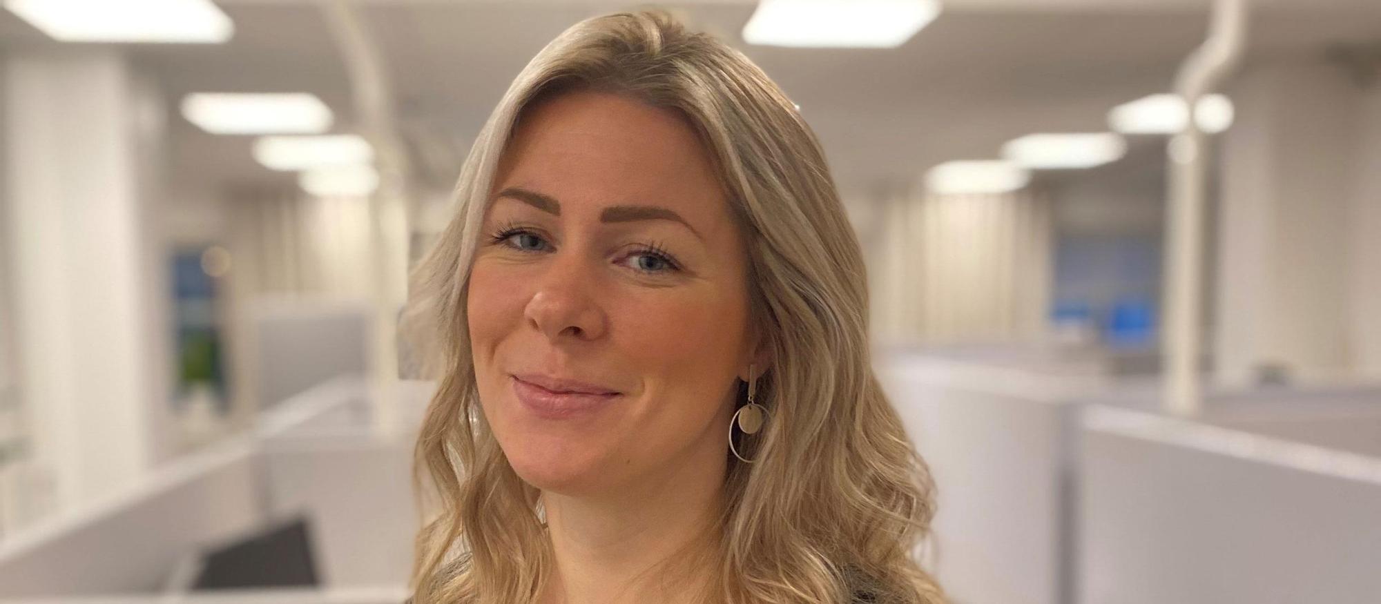 Malin Larsson framför Digitala kontoret