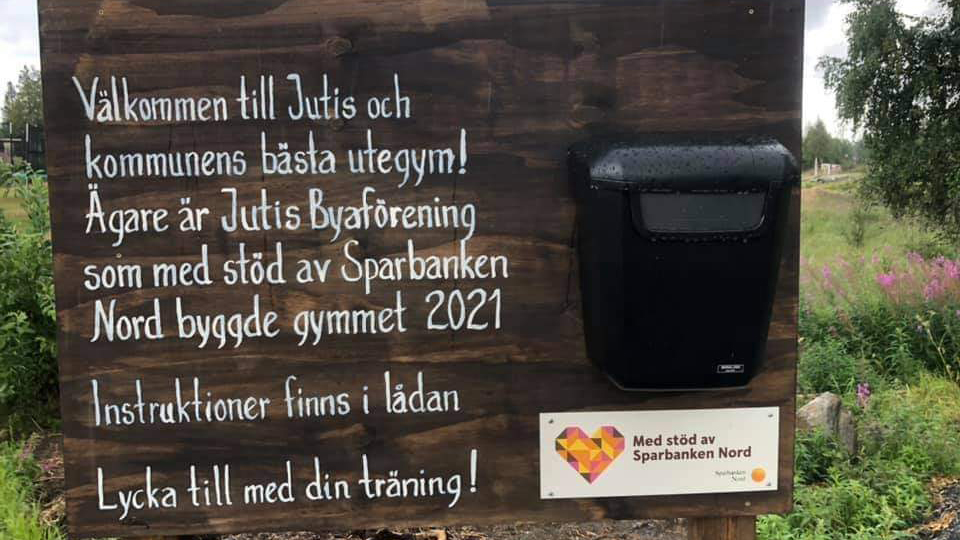 Skylt med texten Välkommen till Jutis och världens bästa utegym!