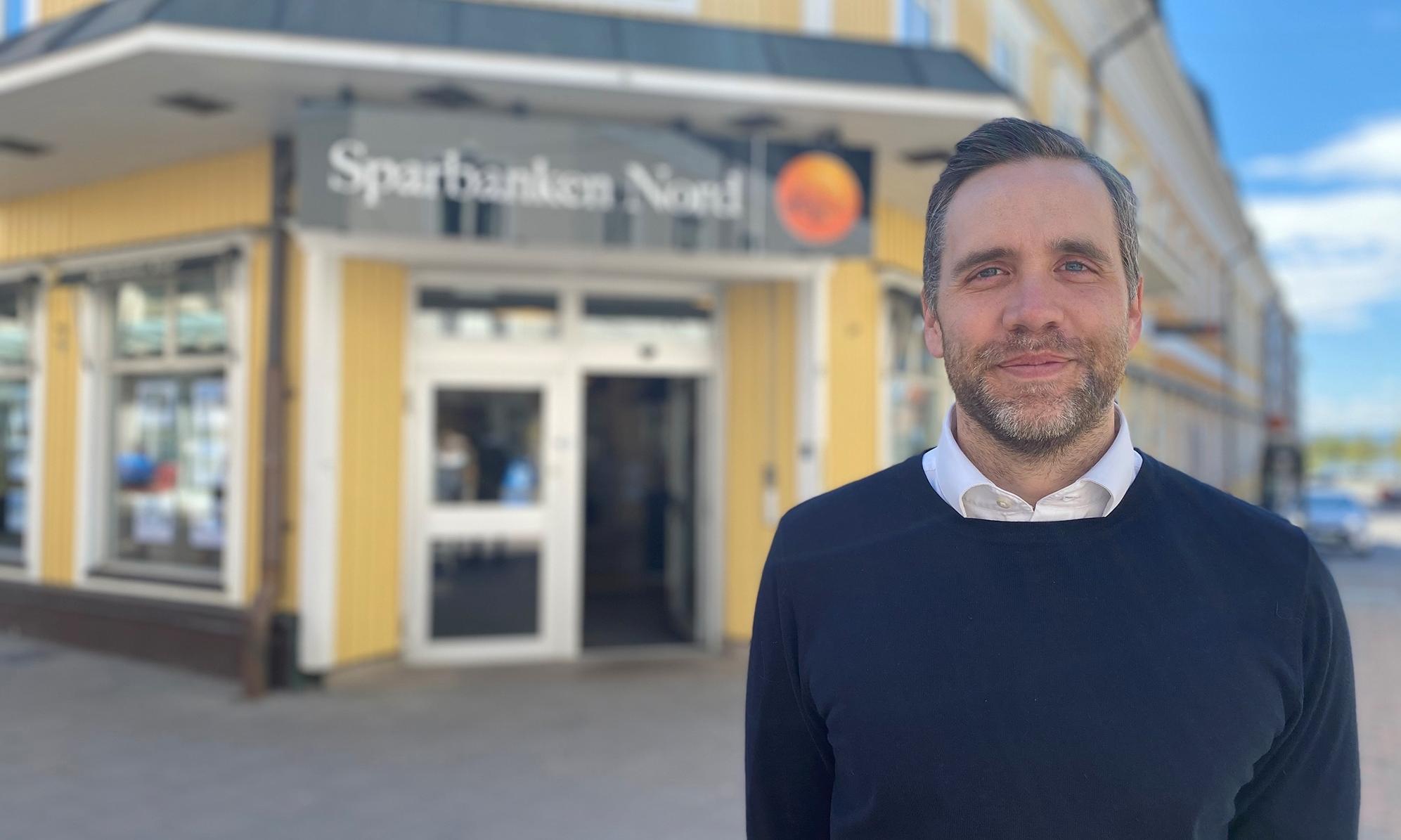 Christofer Lilja framför Sparbanken Nord