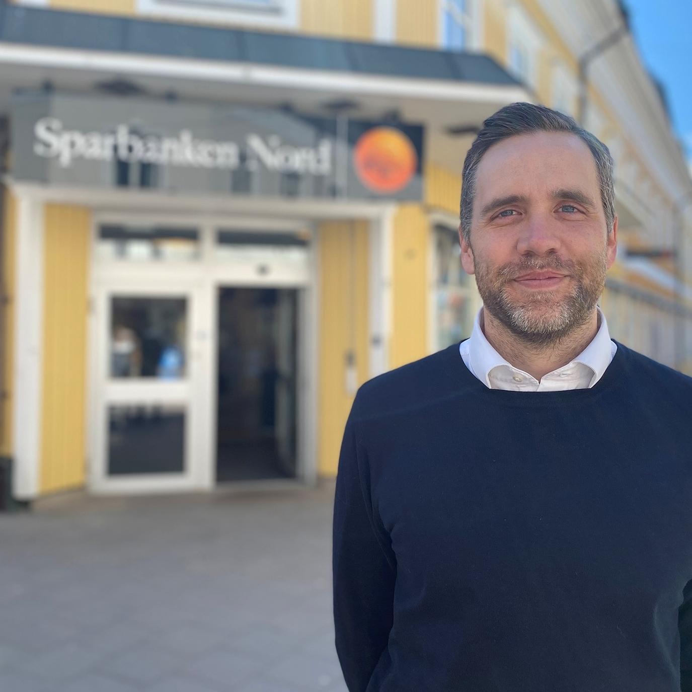 Christofer Lilja framför Sparbanken Nord